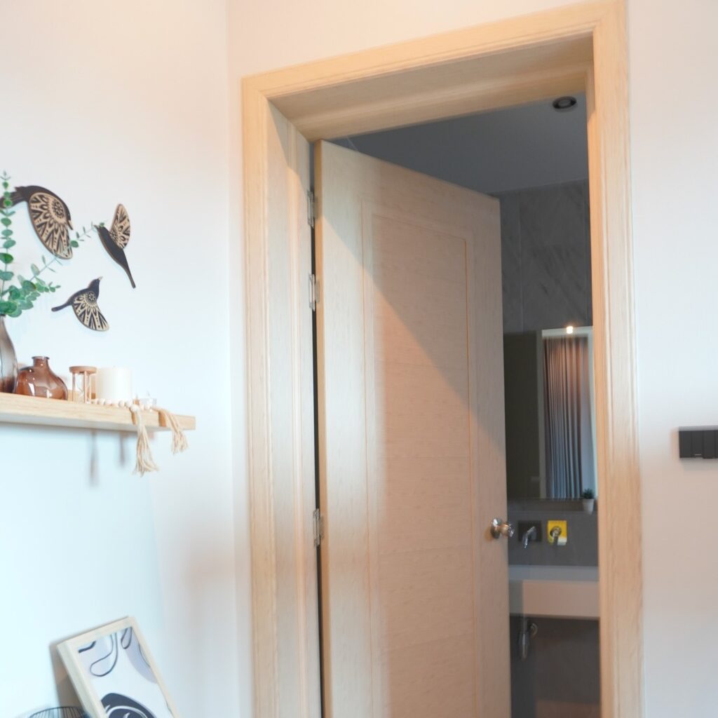 ประตูภายในบ้านสีเมเปิ้ล