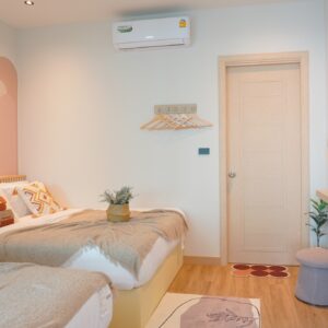 ประตูภายในบ้านสีเมเปิ้ล